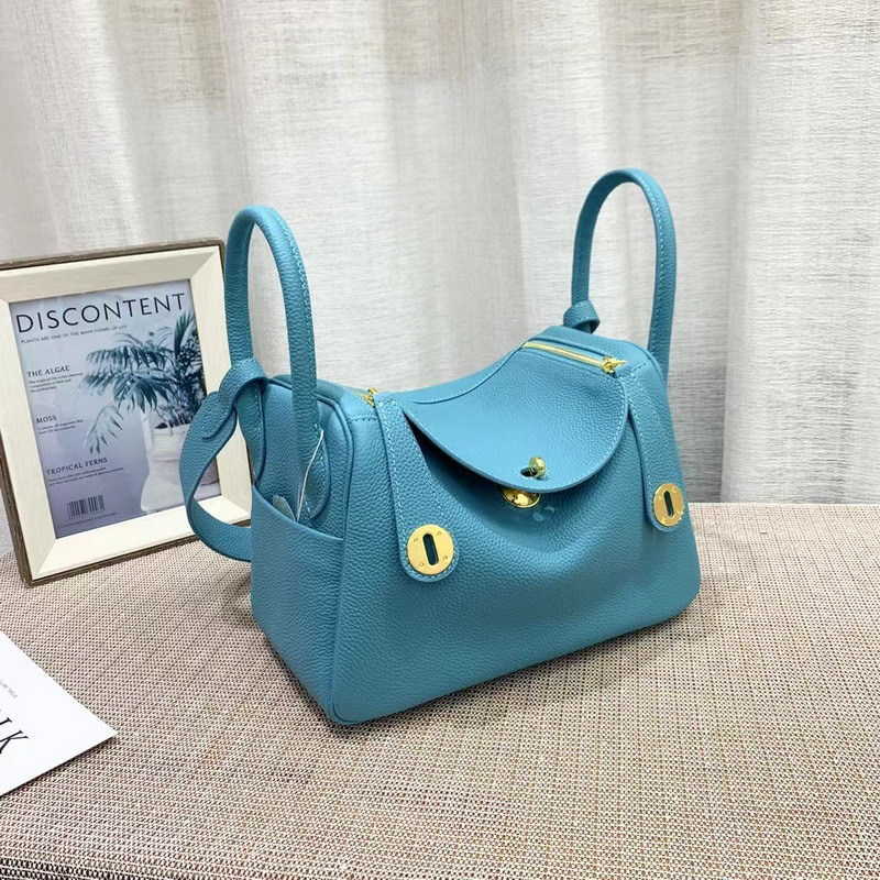 2023 Luxury Bags Original Designer new h family togo top layer cow leather Lindys bag doctor medicine portable shoulder women Z8PU, Light blue
2023 Luxury Bags Original Designer new h family togo top layer cow leather Lindys bag doctor medicine portable shoulder women Z8PU, Light blue