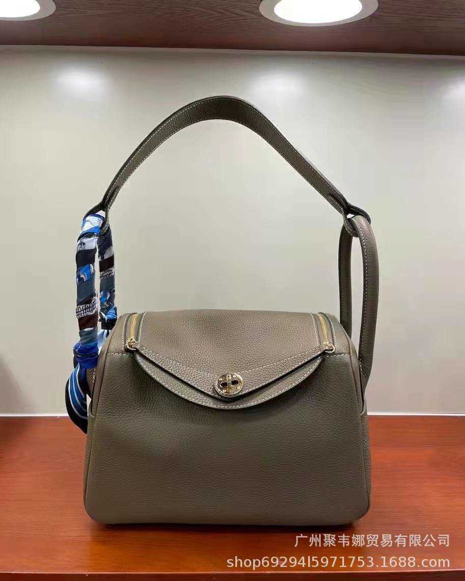 2021 Original Designer Luxury Bags Lindys's scalp leather bag for women's portable doctor's single-shoulder diagonal PB5L, Cherry blossom powder
2021 Original Designer Luxury Bags Lindys's scalp leather bag for women's portable doctor's single-shoulder diagonal PB5L, Cherry blossom powder