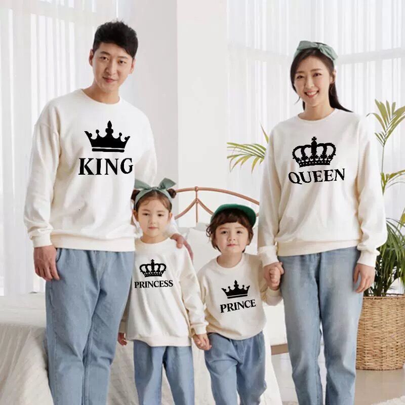 Family Matching Outfits King Queen Prince Princess Shirt Mother Father Daughter Son Sweatshirt Set Couple Clothes Crown Pullover 230310