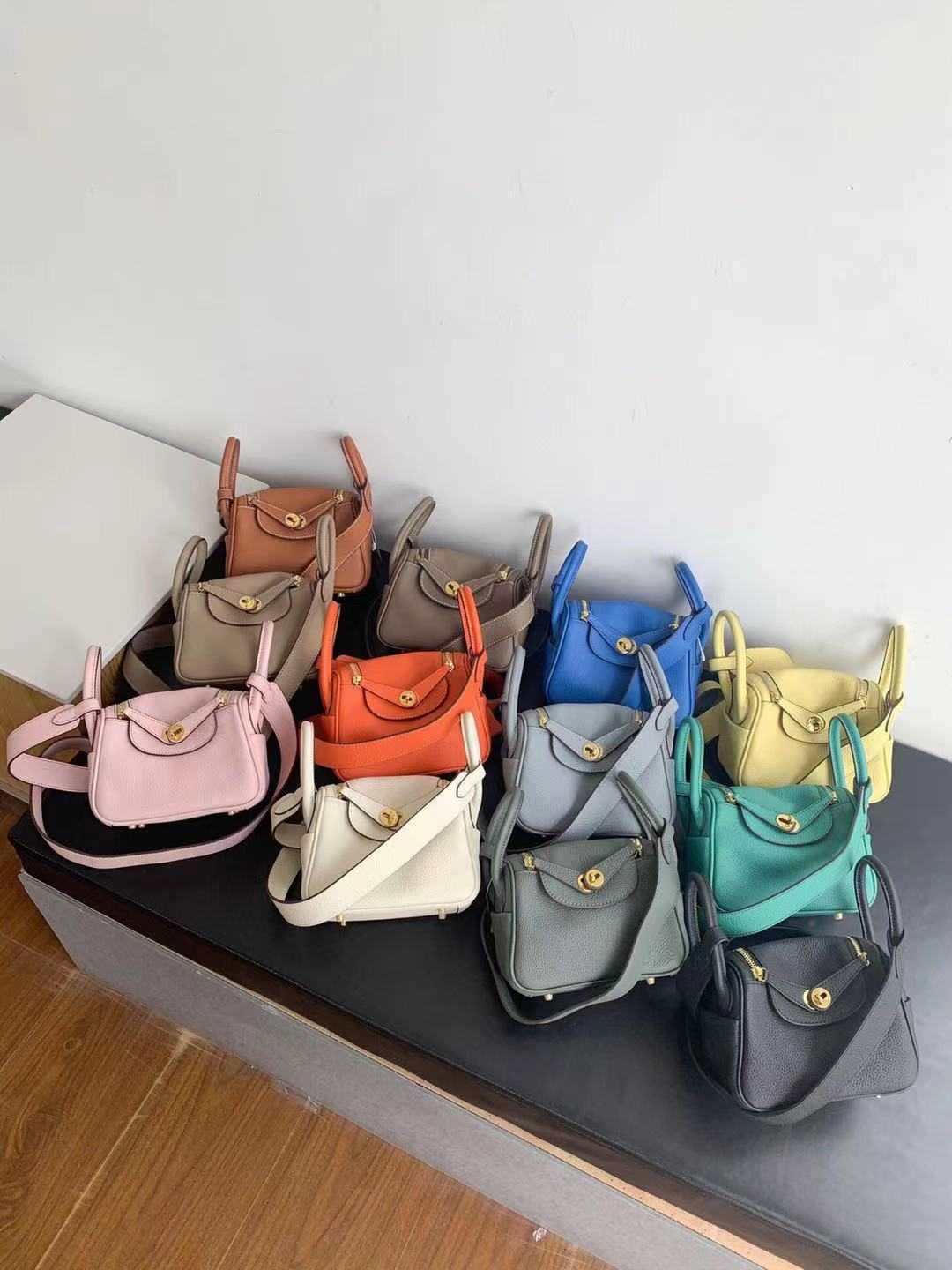 2023 Luxury Bags Original Designer Mini Lindys Headcoat Togo Cowhide Women's Bag Single Shoulder Cross-Sleeve 6I2Y, White7
2023 Luxury Bags Original Designer Mini Lindys Headcoat Togo Cowhide Women's Bag Single Shoulder Cross-Sleeve 6I2Y, White7