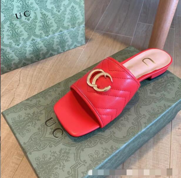 Designer Summer Beach slippers fashion Loafers Lazy Low heeled flops leather Letters lady Cartoon Slides women shoes Metal Ladies Sandals Large size 35-42 G635
Designer Summer Beach slippers fashion Loafers Lazy Low heeled flops leather Letters lady Cartoon Slides women shoes Metal Ladies Sandals Large size 35-42 G635