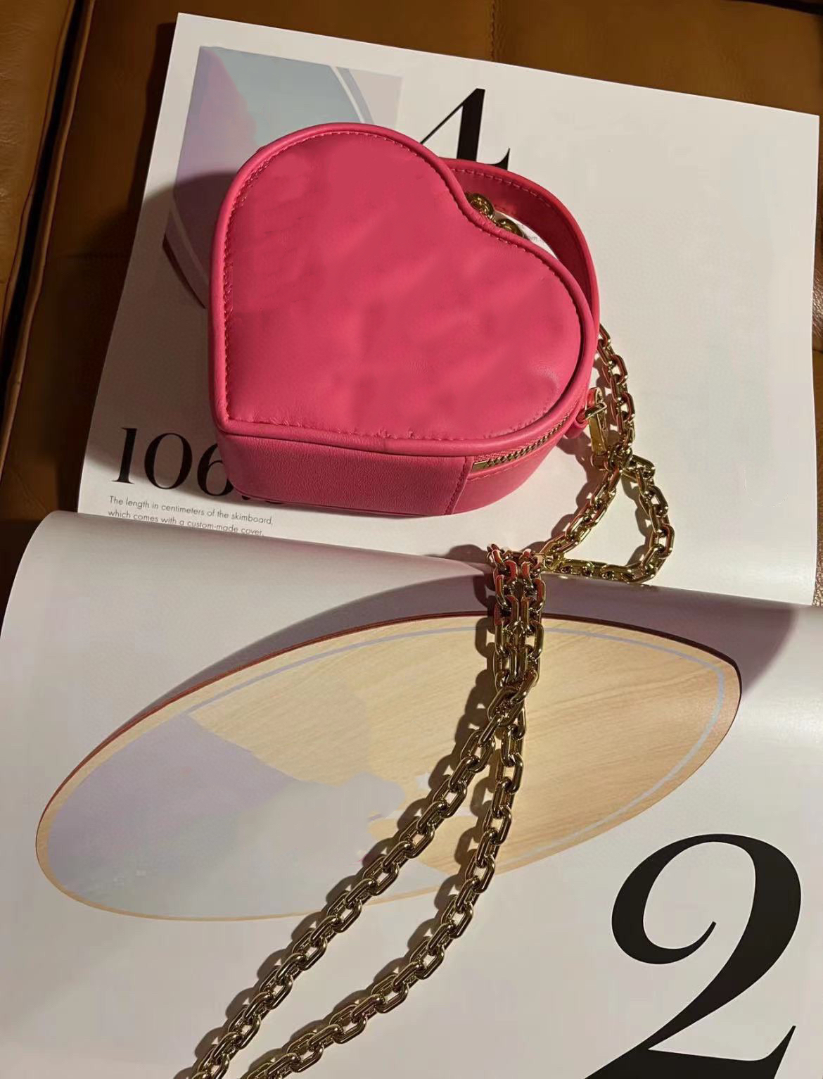 Fashion mini love shoulder bag fluffy sheepskin women bag classic zipper sewing designer letter pattern counter same luxury, Red
Fashion mini love shoulder bag fluffy sheepskin women bag classic zipper sewing designer letter pattern counter same luxury, Red
