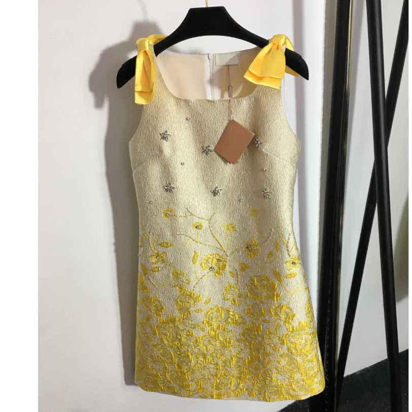 23ss Designer women Brand vest dress Bright silk jacquard heavy industry nail drill bow dress Summer High quality womens clothes a1
23ss Designer women Brand vest dress Bright silk jacquard heavy industry nail drill bow dress Summer High quality womens clothes a1