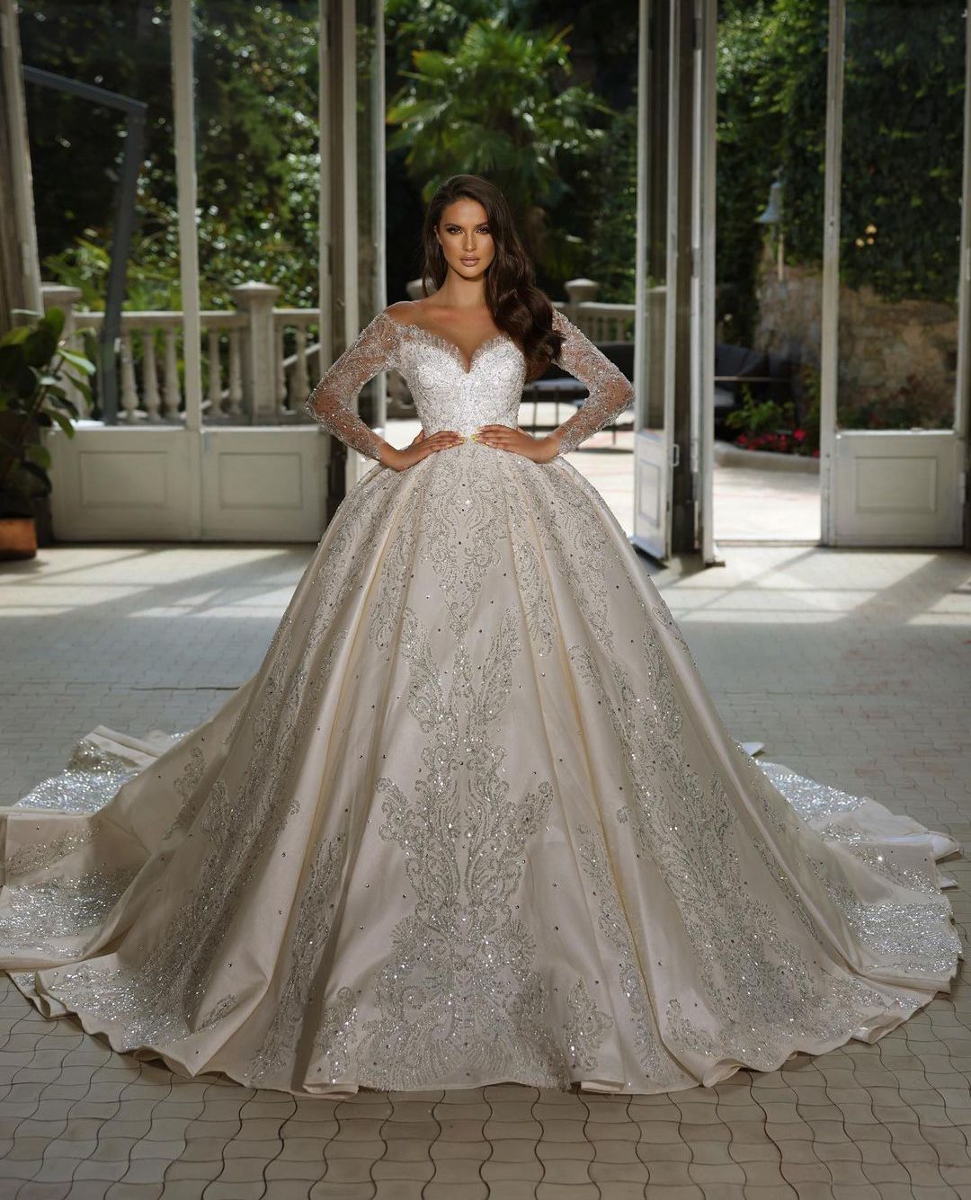 Luxury Ball Gown Wedding Dresses V Neck Long Sleeves 3D Lace Sequins Appliques Beaded Floor Length Beaded Shiny Ruffles Zipper Formal Dresses Bridal G