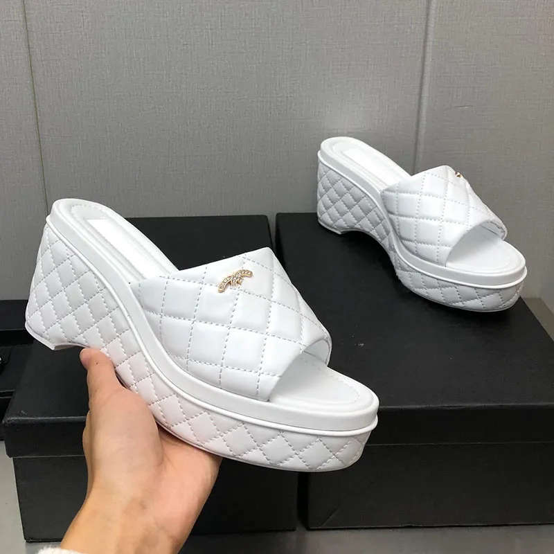 Quilted Wedge Slides: 7.5cm Height, Fish Mouth, Size 40 - Beach & Outdoor Leisure Slip-Ons for Women, Black
Quilted Wedge Slides: 7.5cm Height, Fish Mouth, Size 40 - Beach & Outdoor Leisure Slip-Ons for Women, Black