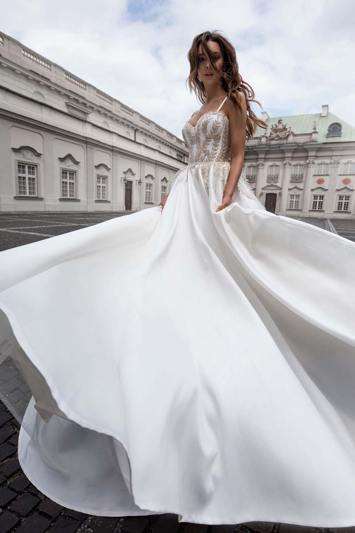 Summer Beach A Line Wedding Dress Sexy Golden Appliques Spaghetti Princess Satin Custom Made Bridal Dresses Vestido De Novia