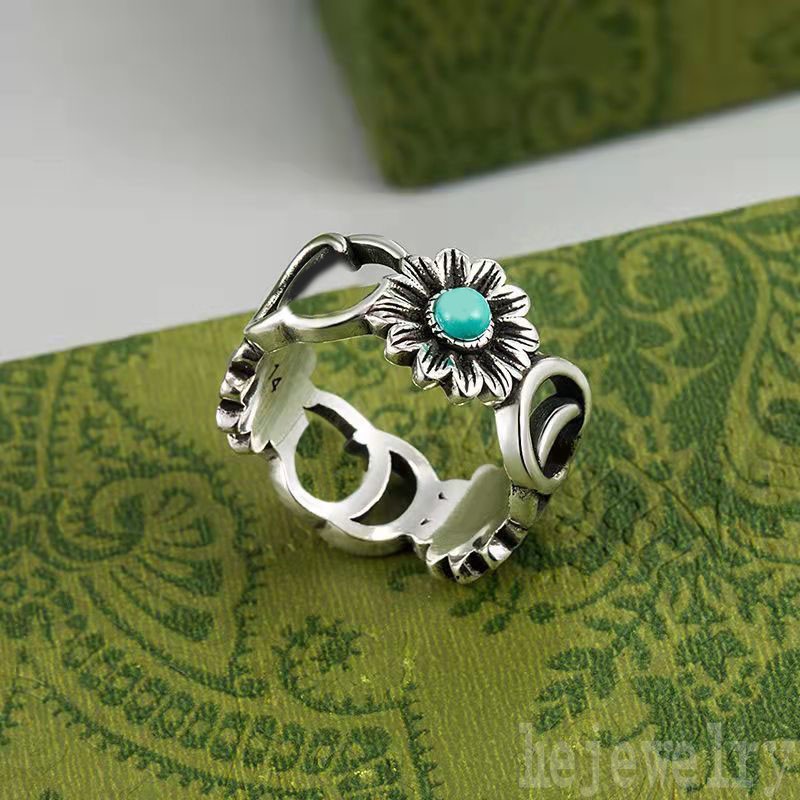 Lovers rings for women daisies flowers symmetric bague patterns letters g jewlery diamonds designer mens engraving iced out summer luxury ring ZB038 F23
Lovers rings for women daisies flowers symmetric bague patterns letters g jewlery diamonds designer mens engraving iced out summer luxury ring ZB038 F23