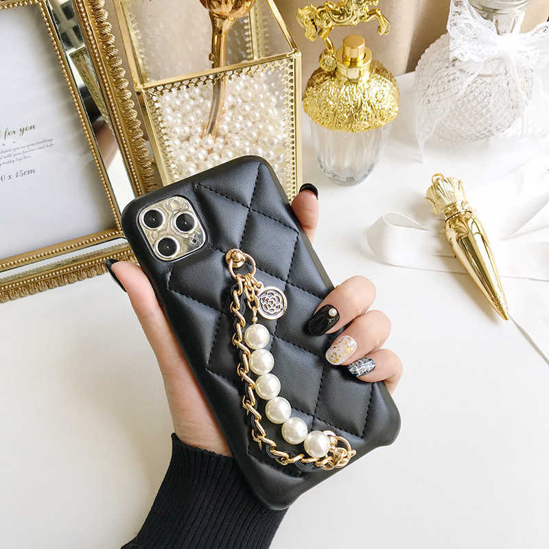 Cell Phone Cases Pearl Leather Wrist Chain Hand Strap Flower Pendant Lambskin Case Cover For phone 14 13 12 Mini 11 Pro XS Max XR R240819
