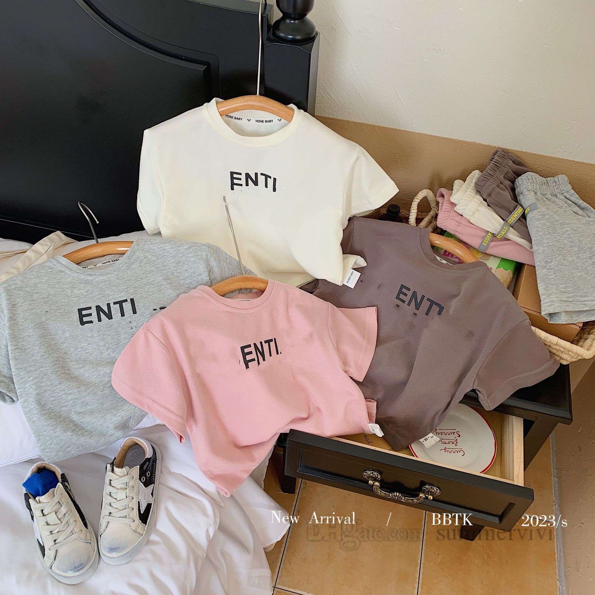 Designer kids letter printed clothes sets boys girls short sleeve T shirt loose shorts 2pcs summer children sports clothing Z0747, Gray
Designer kids letter printed clothes sets boys girls short sleeve T shirt loose shorts 2pcs summer children sports clothing Z0747, Gray