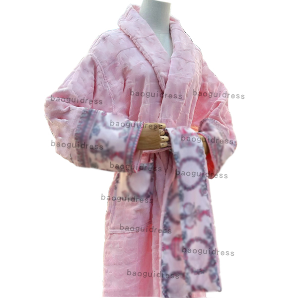 2023 Designers Man Women's Robe Fashion bathrobe Casual Beach clothes Luxurys Letter printing shirt Long sleeve Europe America baroque dress Image printing
2023 Designers Man Women's Robe Fashion bathrobe Casual Beach clothes Luxurys Letter printing shirt Long sleeve Europe America baroque dress Image printing