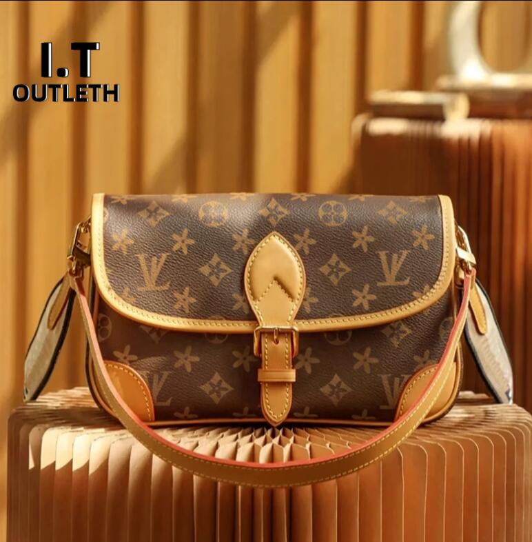 2023 New designer bag classic old flower shoulder bag Canvas retro underarm bag leather crossbody messenger bag clutch handbag tote bag, Brown
2023 New designer bag classic old flower shoulder bag Canvas retro underarm bag leather crossbody messenger bag clutch handbag tote bag, Brown