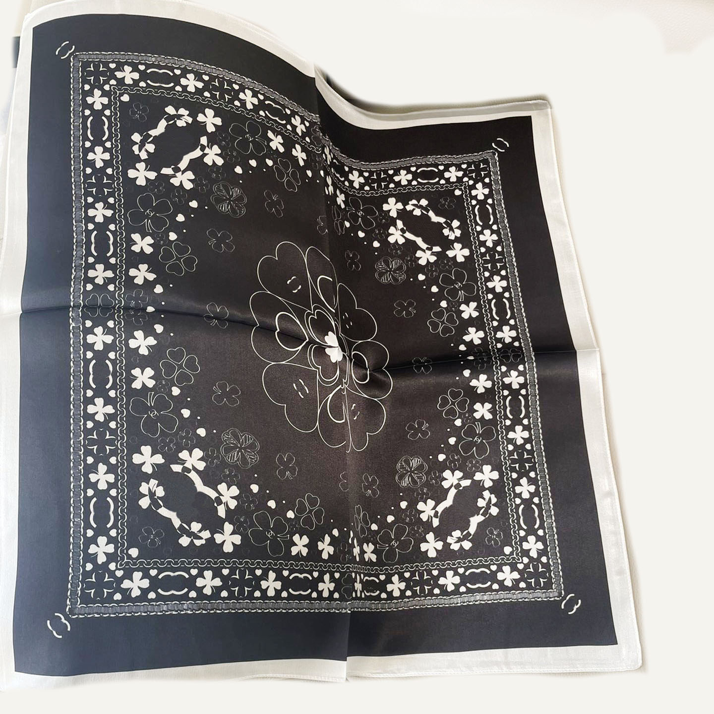 kerchief Luxurious Headband Silk Square Scarves Princess Style Pashmina Exquisite Flower Patterns Fashion Versatile Lovers Accessories New Shawl 53*53m
kerchief Luxurious Headband Silk Square Scarves Princess Style Pashmina Exquisite Flower Patterns Fashion Versatile Lovers Accessories New Shawl 53*53m