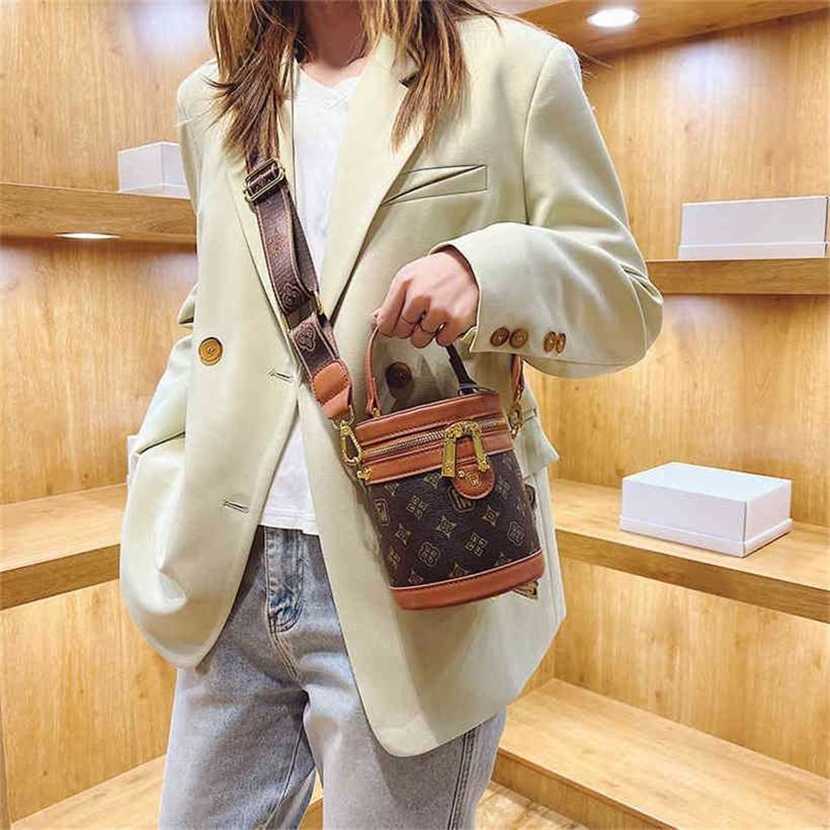 handbag 2023 Fashion women's bag leather quality Handbag Cylinder women's wide shoulder strap portable bucket small texture messenger Bag, Brown5
handbag 2023 Fashion women's bag leather quality Handbag Cylinder women's wide shoulder strap portable bucket small texture messenger Bag, Brown5