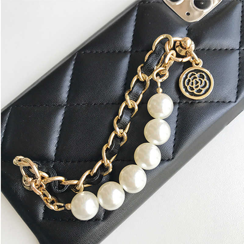 Cell Phone Cases Pearl Leather Wrist Chain Hand Strap Flower Pendant Lambskin Case Cover For phone 14 13 12 Mini 11 Pro XS Max XR R240819
