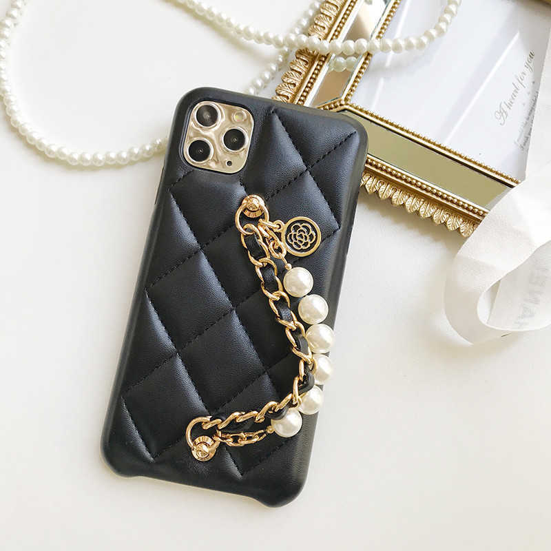 Cell Phone Cases Pearl Leather Wrist Chain Hand Strap Flower Pendant Lambskin Case Cover For phone 14 13 12 Mini 11 Pro XS Max XR R240819