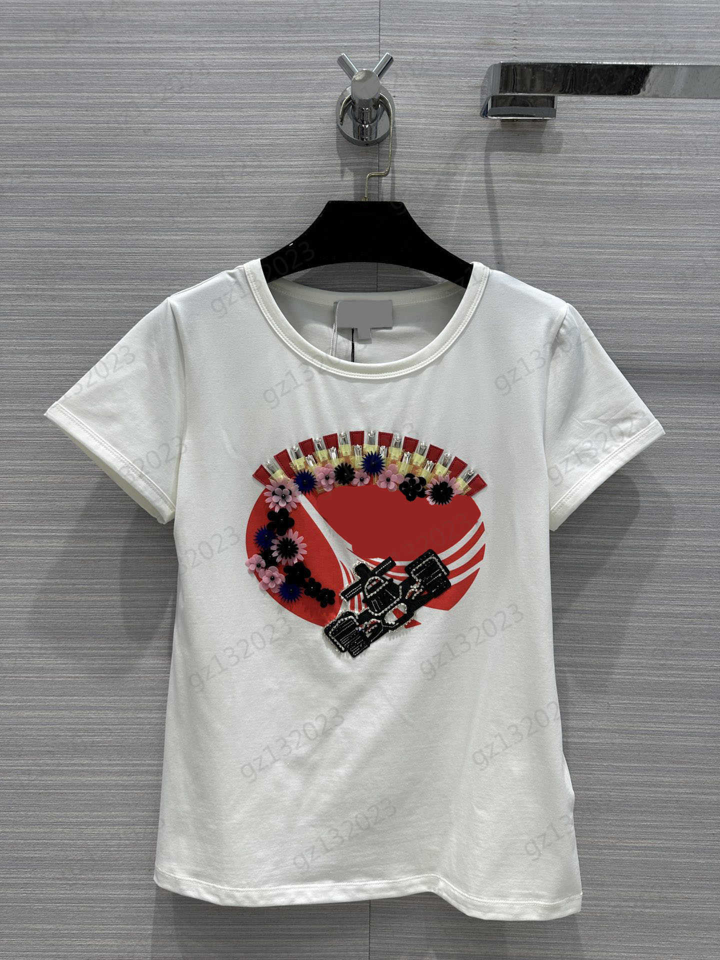 T-shirts Luxury Hot Drill Letters Embroidery Round Neck Pullover Tee Imported Cotton Fabric Classic Slim Version Girls Sense T-shirt Tops Womens T-shirts
T-shirts Luxury Hot Drill Letters Embroidery Round Neck Pullover Tee Imported Cotton Fabric Classic Slim Version Girls Sense T-shirt Tops Womens T-shirts
