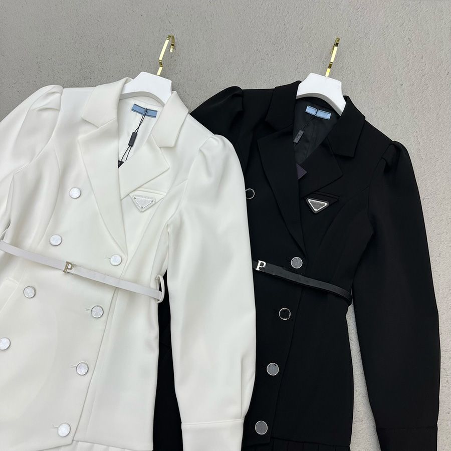 2023 Womens Casual Dresses Fashion Suit Pleated Dress Double-breasted Suits Elegant Women Long Sleeves Dresses Summer Classic Print Dress 23ss, White 2
2023 Womens Casual Dresses Fashion Suit Pleated Dress Double-breasted Suits Elegant Women Long Sleeves Dresses Summer Classic Print Dress 23ss, White 2