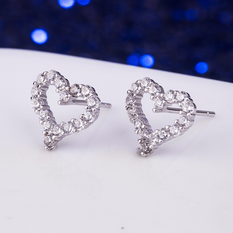 s925 Sterling silver love shaped Stud full of drill earrings studded with drill hollowed out cute girl simple small fresh sweet silver earrings
s925 Sterling silver love shaped Stud full of drill earrings studded with drill hollowed out cute girl simple small fresh sweet silver earrings