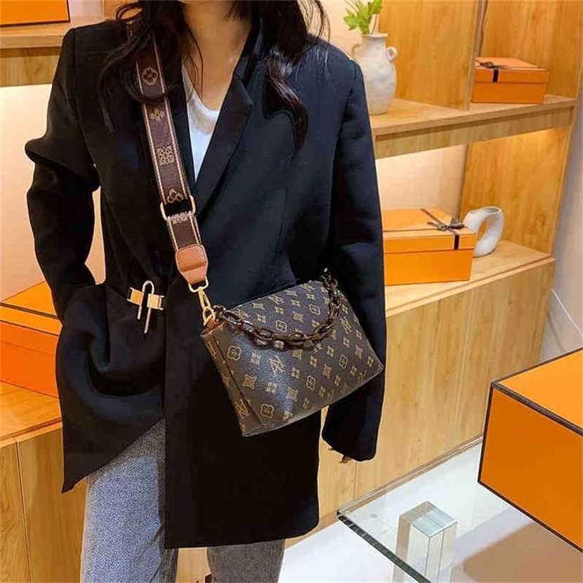 handbag 2023 Fashion women's bag leather quality Handbag Large capacity women's minority printing early spring messenger acrylic chain small square Bag, Pattern 1
handbag 2023 Fashion women's bag leather quality Handbag Large capacity women's minority printing early spring messenger acrylic chain small square Bag, Pattern 1