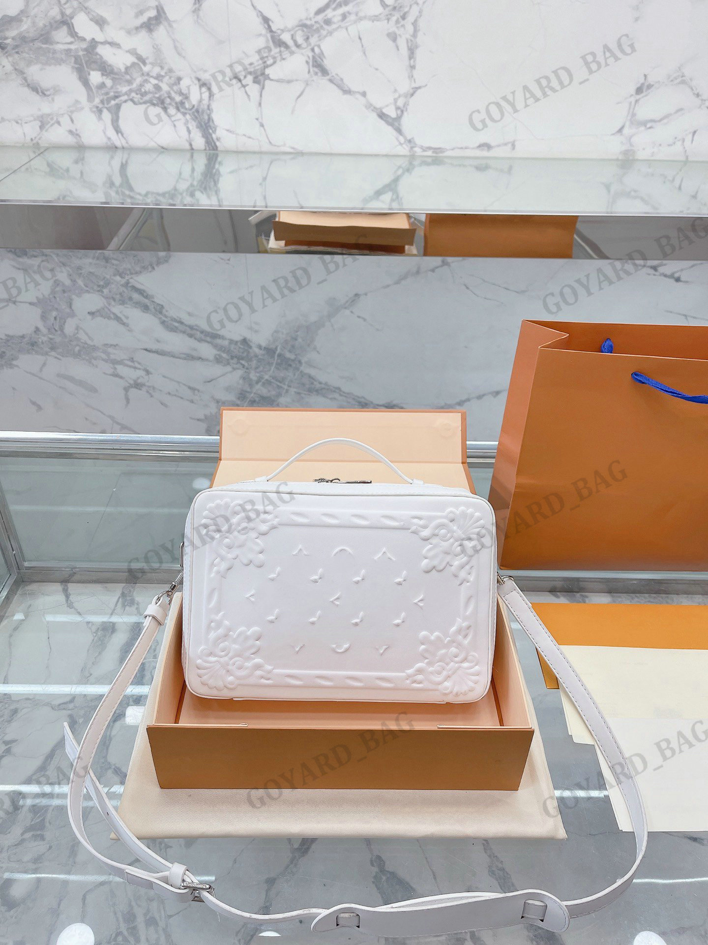 HANDLE SOFT TRUNK Embossed Leather Top Handle Handbags Purse Women Luxury Designer Camera Shoulder Bags White Square Box Clutch Bag M21833
HANDLE SOFT TRUNK Embossed Leather Top Handle Handbags Purse Women Luxury Designer Camera Shoulder Bags White Square Box Clutch Bag M21833