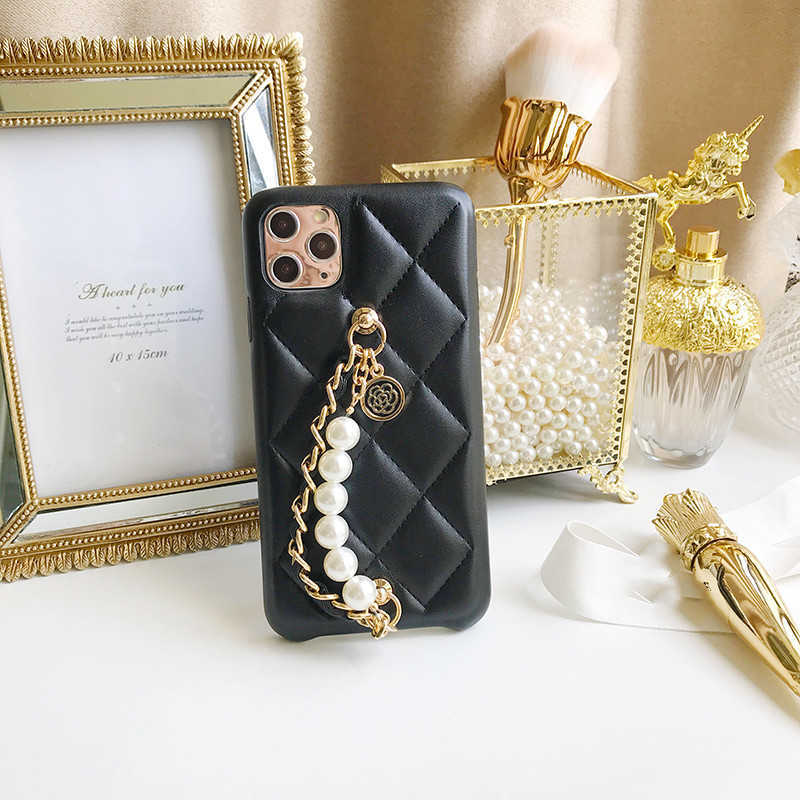 Cell Phone Cases Pearl Leather Wrist Chain Hand Strap Flower Pendant Lambskin Case Cover For phone 14 13 12 Mini 11 Pro XS Max XR R240819