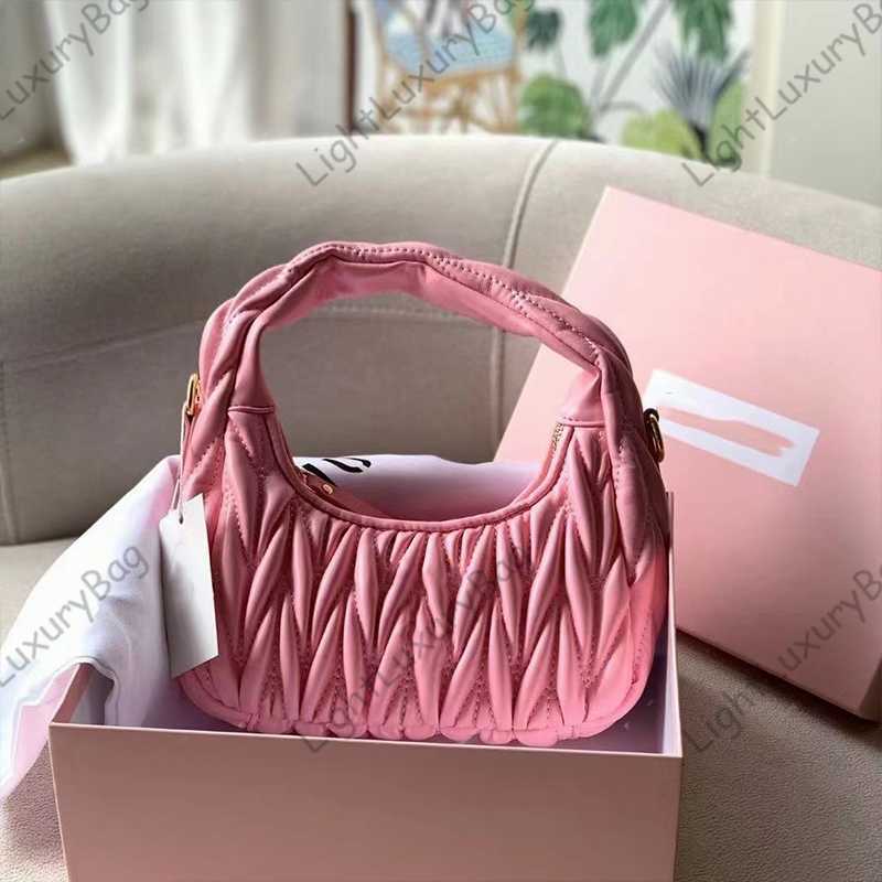 Underarm Pouch M Designer Crossbody Bags Luxury M Mirror Quality Shoulder Tote Fashion Cross Body Wallets Women Men Classic Female Purses 230311, Red
Underarm Pouch M Designer Crossbody Bags Luxury M Mirror Quality Shoulder Tote Fashion Cross Body Wallets Women Men Classic Female Purses 230311, Red