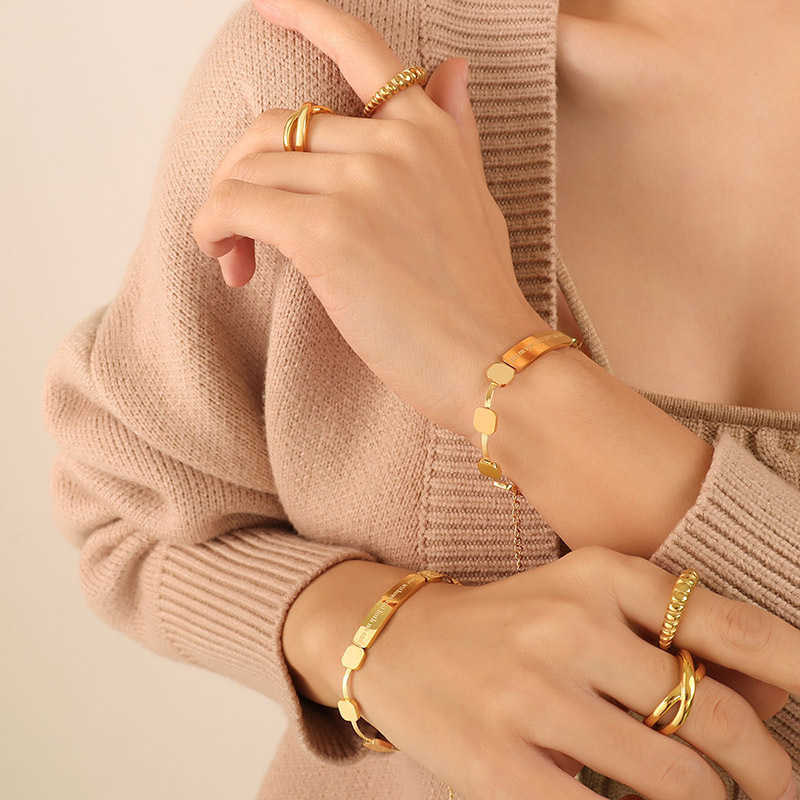 Bracelets Markains style jewelry niche design sense English lettering Bracelet new titanium steel plated 18K Gold link A
Bracelets Markains style jewelry niche design sense English lettering Bracelet new titanium steel plated 18K Gold link A
