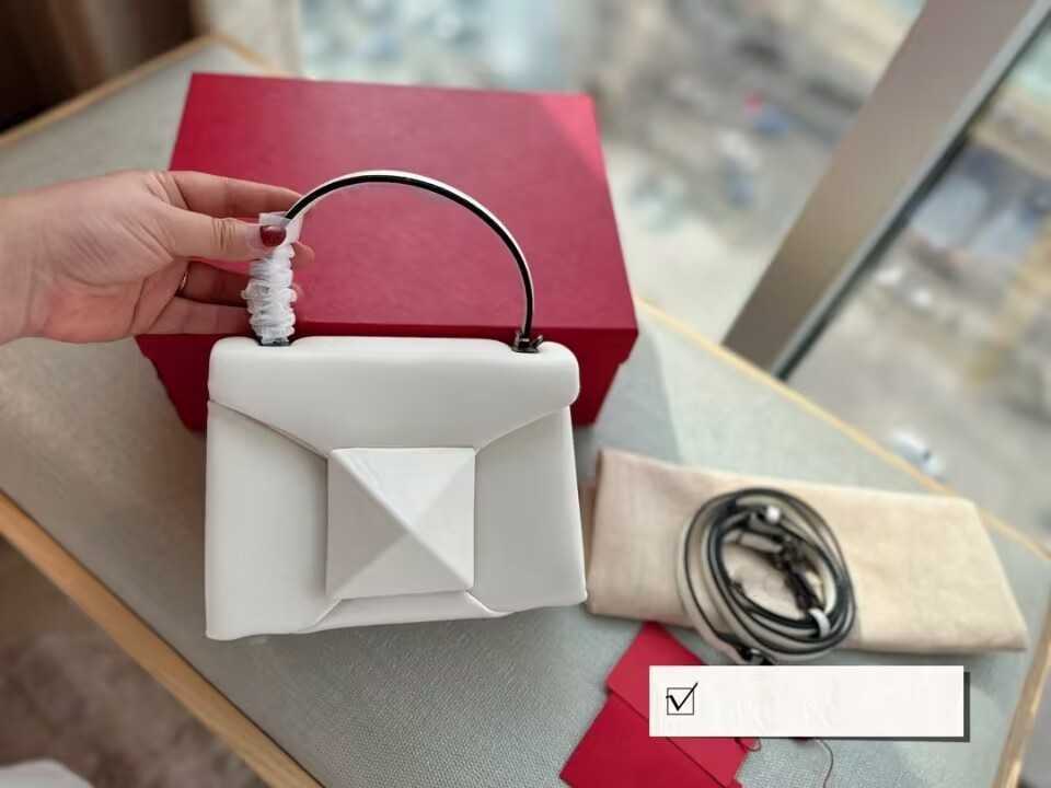 Woman's Luxury Designer Bags Shoulder bag Handbags Tote 2023 New Fashion Texture Leather Multifunctional Portable Capacity Boston bags Factory direct sales, Red
Woman's Luxury Designer Bags Shoulder bag Handbags Tote 2023 New Fashion Texture Leather Multifunctional Portable Capacity Boston bags Factory direct sales, Red