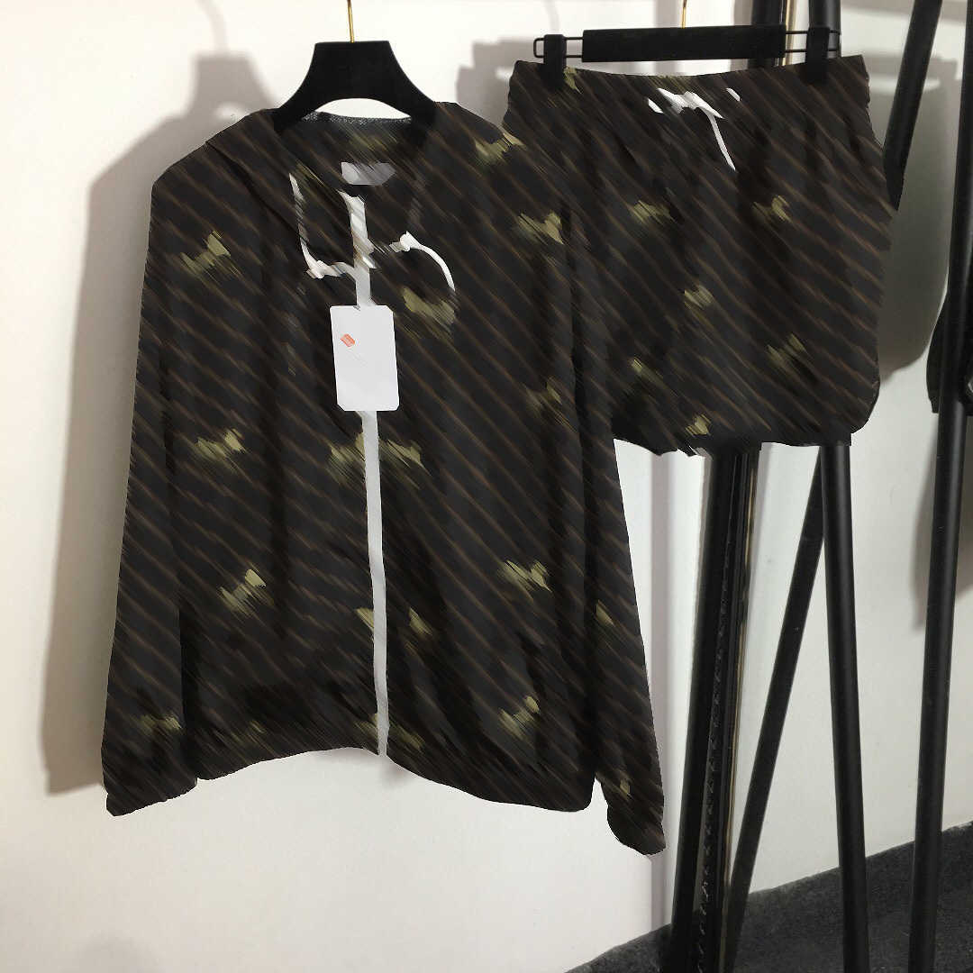 23ss designer Women brand tracksuit set all carriage logo print long-sleeved hooded windbreaker zipper coat drawstring elastic waist casual shorts women Clothes a1
23ss designer Women brand tracksuit set all carriage logo print long-sleeved hooded windbreaker zipper coat drawstring elastic waist casual shorts women Clothes a1