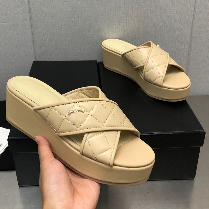 Womens Wedge Heels 5cm Slippers Sheepskin Quilted Texture Sandals Designer Platform Heels Slide Slip On Mule Flip Flops Mule Classic Luxurys Outdoor Bech Shoe
Womens Wedge Heels 5cm Slippers Sheepskin Quilted Texture Sandals Designer Platform Heels Slide Slip On Mule Flip Flops Mule Classic Luxurys Outdoor Bech Shoe