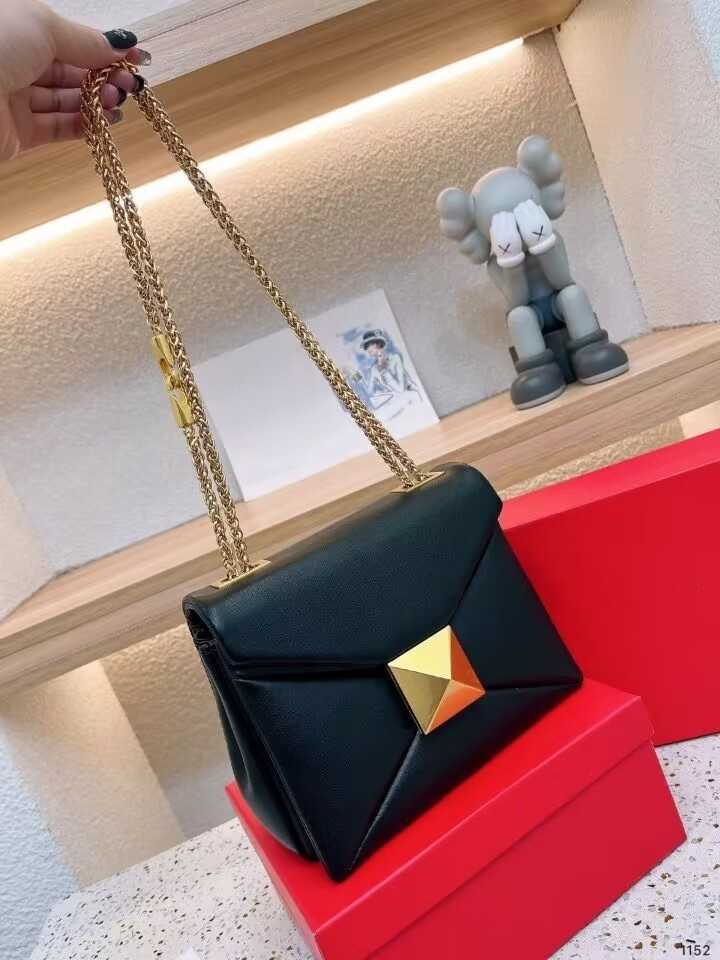 Woman's Luxury Designer Bags Shoulder bag Handbags Tote 2023 New Fashion Texture Shoulder strap Leather Multifunctional Portable Capacity Messenger packet, Red
Woman's Luxury Designer Bags Shoulder bag Handbags Tote 2023 New Fashion Texture Shoulder strap Leather Multifunctional Portable Capacity Messenger packet, Red