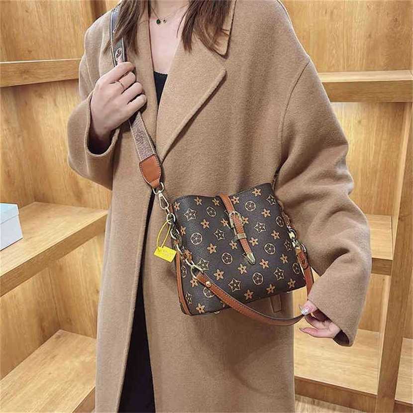 handbag 2023 Fashion women's bag leather quality Handbag Bucket female and chain shoulder Korean letter wide belt messenger Bag, Gufa brown
handbag 2023 Fashion women's bag leather quality Handbag Bucket female and chain shoulder Korean letter wide belt messenger Bag, Gufa brown