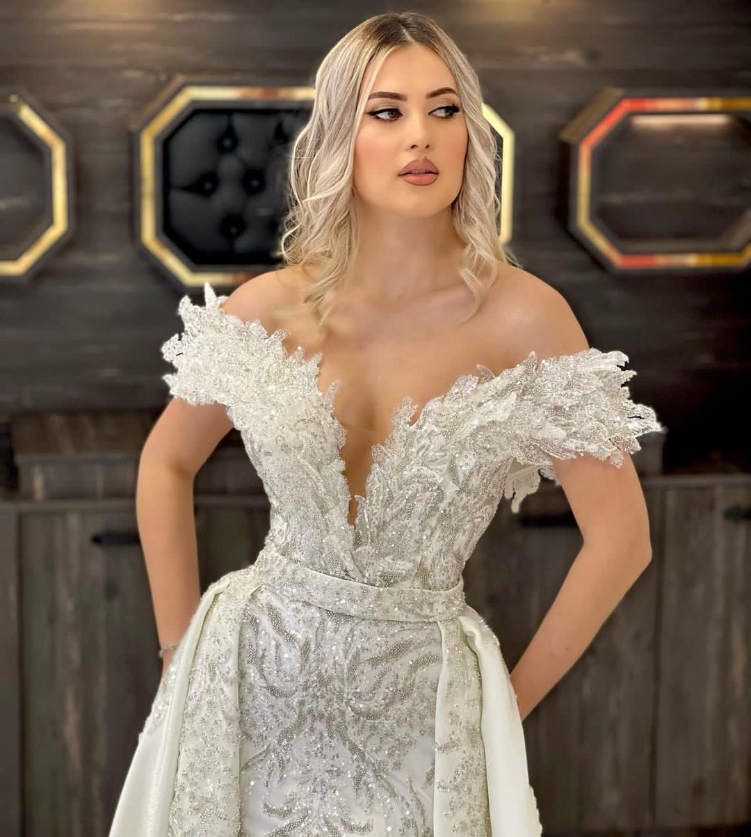 Luxury Mermaid Evening Dresses Sleeveless V Neck Beaded Appliques Pearls 3D Lace Sequins Floor Length Detachable Lace Train Prom Dresses Plus Size Gow