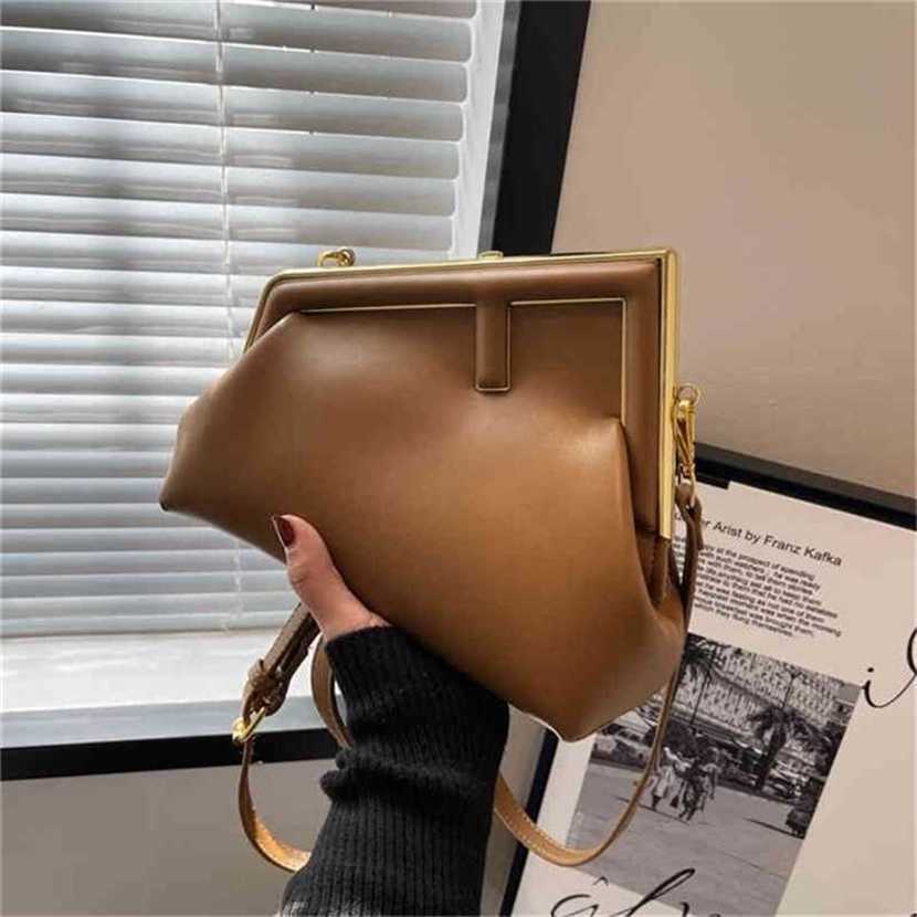 handbag 2023 Fashion women's bag leather quality Handbag sense saddle spring clip cloud dumpling Messenger Bag, White12
handbag 2023 Fashion women's bag leather quality Handbag sense saddle spring clip cloud dumpling Messenger Bag, White12