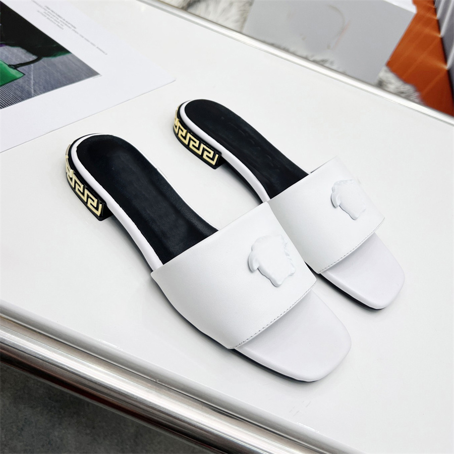 Designer Beach Shoes Luxury Medusa Slides Fashion Slippers Women Classic Summer Sandals High Quality Flat Shoes for Holiday Outdoor MDS2
Designer Beach Shoes Luxury Medusa Slides Fashion Slippers Women Classic Summer Sandals High Quality Flat Shoes for Holiday Outdoor MDS2