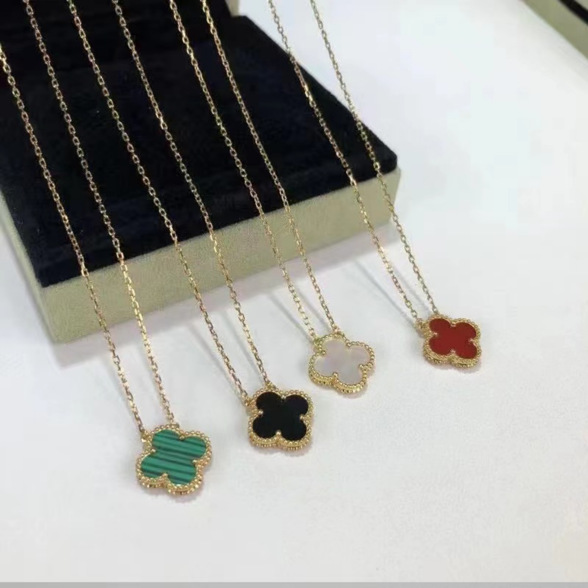 Fashion Flowers Four-leaf Clover Cleef Womens Luxury Designer Necklace Necklaces Jewelry
Fashion Flowers Four-leaf Clover Cleef Womens Luxury Designer Necklace Necklaces Jewelry