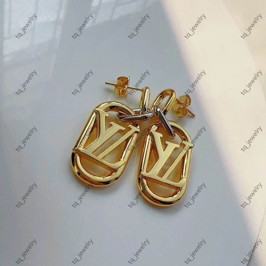 2023 stud designer earrings, 18k gold-plated brass letter logo. European and American minimalist fashion personalized luxury earrings for women. designer jewelry
2023 stud designer earrings, 18k gold-plated brass letter logo. European and American minimalist fashion personalized luxury earrings for women. designer jewelry