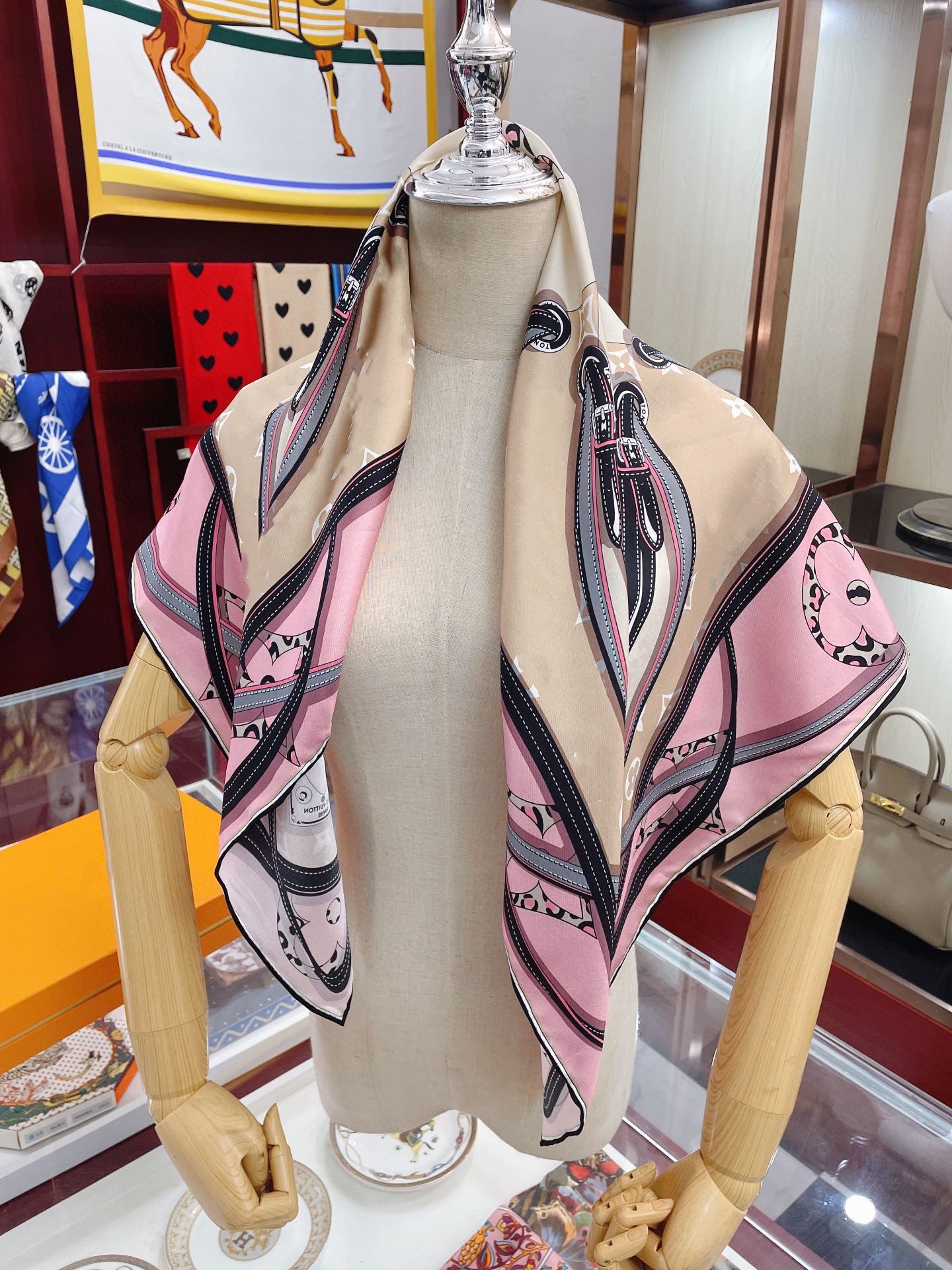 Fashion Brand Silk Square Scarf New Girls Gift Hairband Designer Couple Scarf Exquisite Accessories Of Four Seasons 90X90cm
Fashion Brand Silk Square Scarf New Girls Gift Hairband Designer Couple Scarf Exquisite Accessories Of Four Seasons 90X90cm