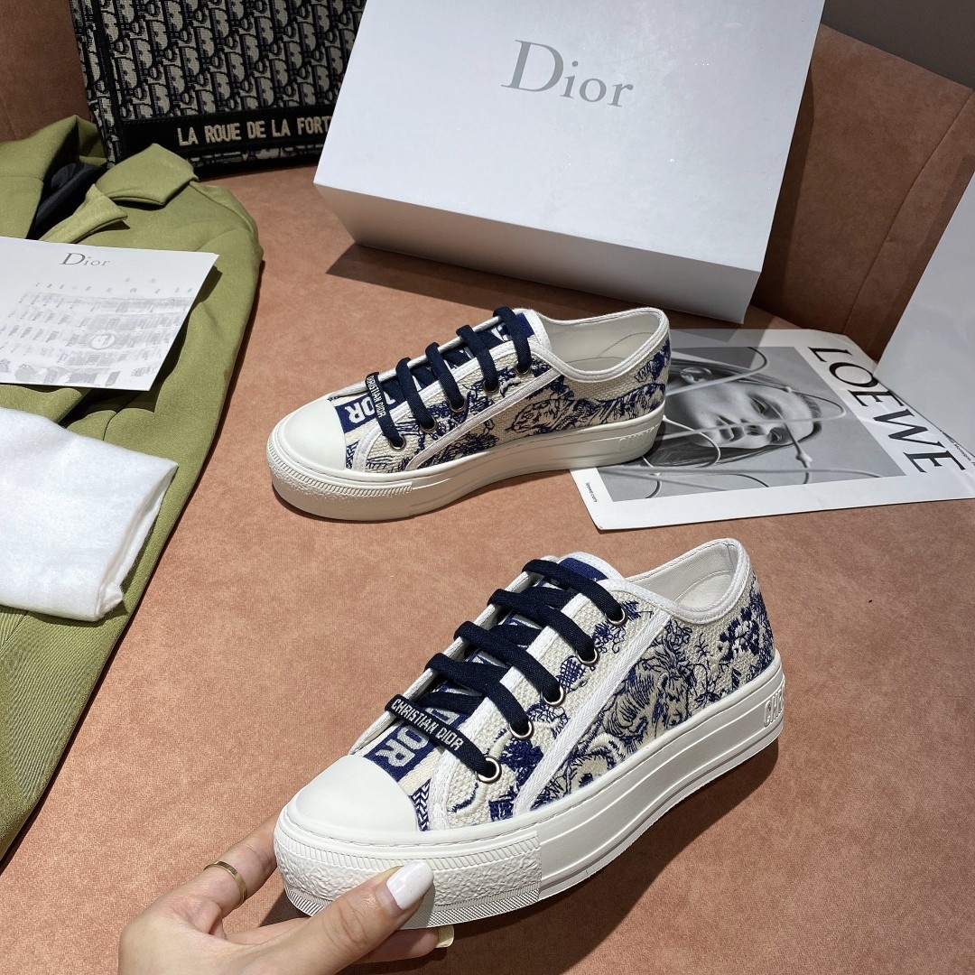 Thick soled Casual shoes women Travel leather lace-up sneaker 100% cowhide fashion lady Flat designer Running Trainers Letters men gym sneakers size 35-42-45
Thick soled Casual shoes women Travel leather lace-up sneaker 100% cowhide fashion lady Flat designer Running Trainers Letters men gym sneakers size 35-42-45