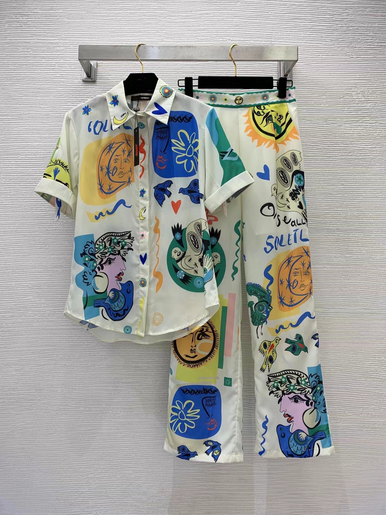 Women's Two Piece Pants 2023 Spring Summer Lapel Neck Short Sleeve Print Tops Brand Same Style Designer 2 Piece Sets 0312-1, Picture color
Women's Two Piece Pants 2023 Spring Summer Lapel Neck Short Sleeve Print Tops Brand Same Style Designer 2 Piece Sets 0312-1, Picture color