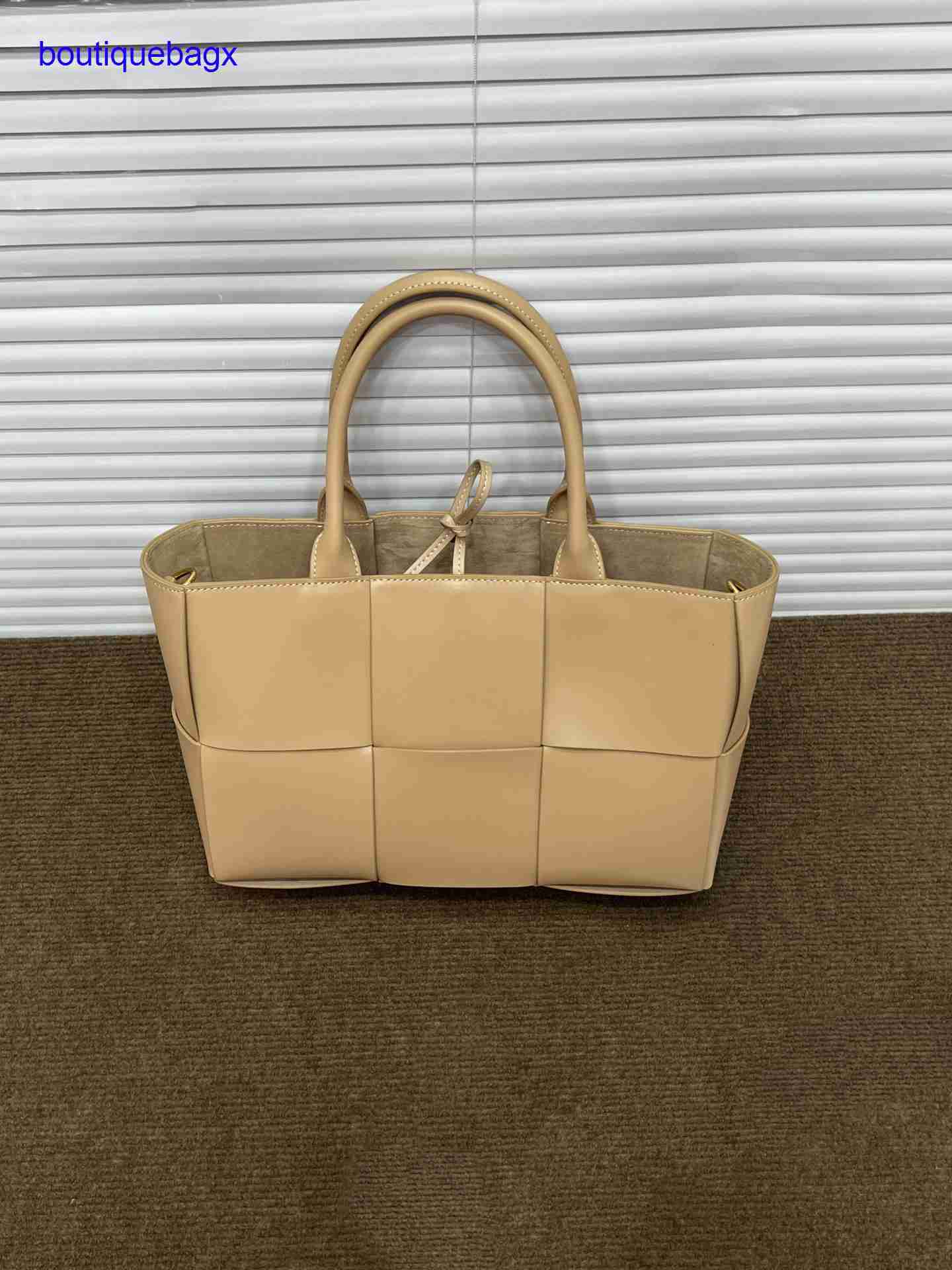 Luxury Bottegss Venetss Arco Evening Bags online store tote 2023 new French bag niche fashion woven one shoulder large lattice lea With logo YFHJ, Green8
Luxury Bottegss Venetss Arco Evening Bags online store tote 2023 new French bag niche fashion woven one shoulder large lattice lea With logo YFHJ, Green8