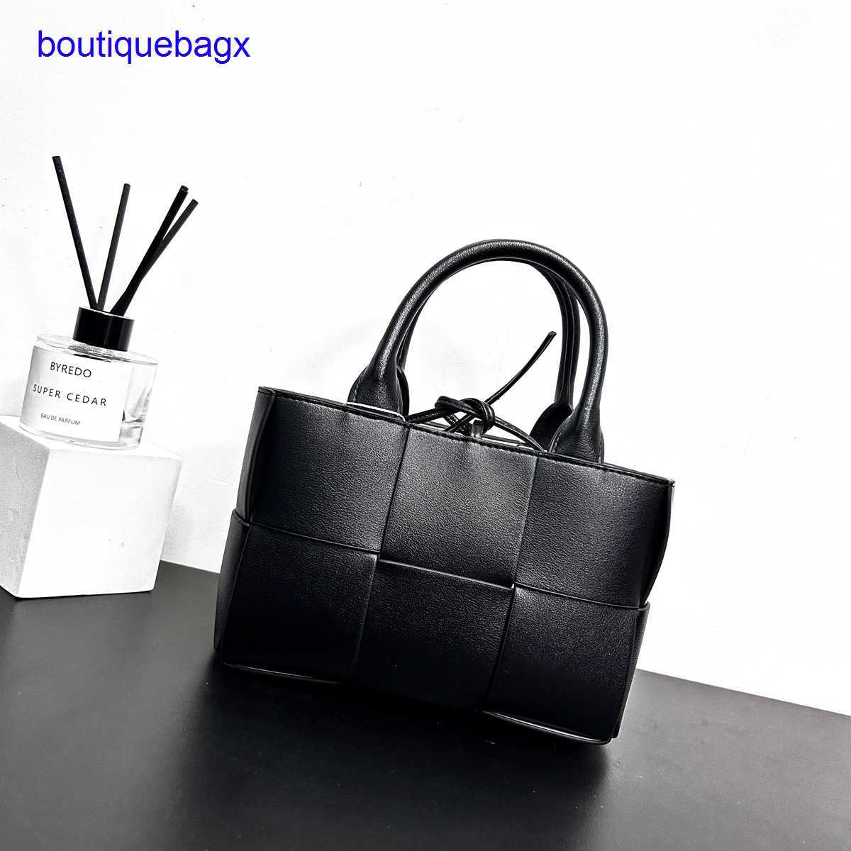 Luxury Bottegss Venetss Arco Evening Bags online store winter 2023 new texture bag autumn large and woven tote women's leather cap With logo U2ZV, Light brown cowhide-
Luxury Bottegss Venetss Arco Evening Bags online store winter 2023 new texture bag autumn large and woven tote women's leather cap With logo U2ZV, Light brown cowhide-