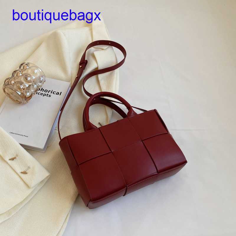Luxury Bottegss Venetss Arco Evening Bags online store bag for women with large capacity 2023 Hand-woven new niche high sense hand With logo RUUQ, Black7
Luxury Bottegss Venetss Arco Evening Bags online store bag for women with large capacity 2023 Hand-woven new niche high sense hand With logo RUUQ, Black7
