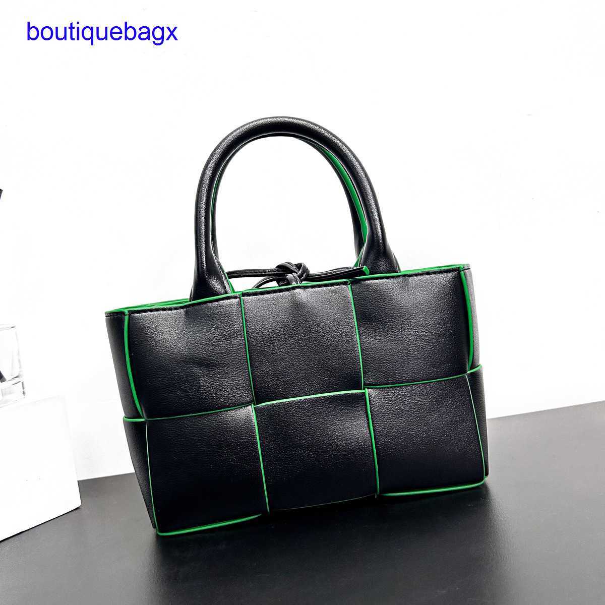 Luxury Bottegss Venetss Arco Evening Bags online store texture 2023 new bag large autumn and winter woven tote women's leather cap With logo 7H2A, Light brown cowhide-
Luxury Bottegss Venetss Arco Evening Bags online store texture 2023 new bag large autumn and winter woven tote women's leather cap With logo 7H2A, Light brown cowhide-