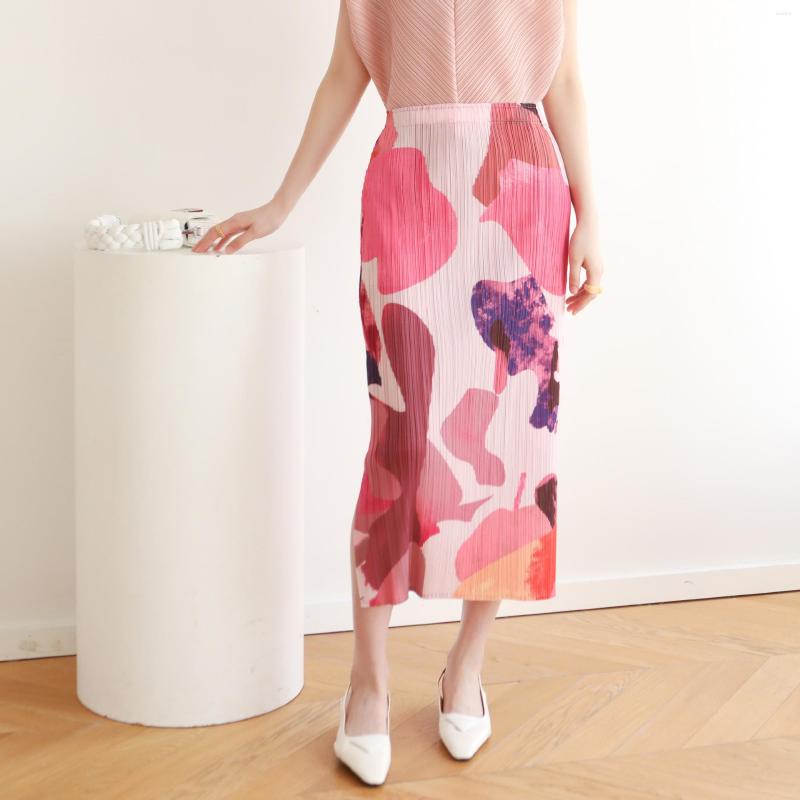 Skirts 2023 Summer Pleated Commuting Slimming Mid-length Double Side Slit Ink Printed Half Skirt High Spring Painted Loose, Red printing
Skirts 2023 Summer Pleated Commuting Slimming Mid-length Double Side Slit Ink Printed Half Skirt High Spring Painted Loose, Red printing