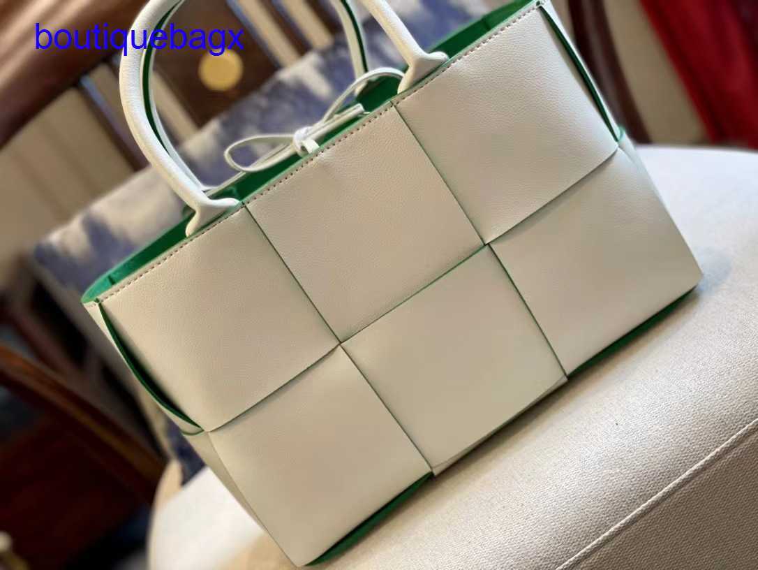Original edition Luxury Bottegss Venetss Arco Evening Bags online store DIVANI Woven Tote Bag Single-shoulder Women's handbag Larg With logo C4K0, Black and white edge
Original edition Luxury Bottegss Venetss Arco Evening Bags online store DIVANI Woven Tote Bag Single-shoulder Women's handbag Larg With logo C4K0, Black and white edge
