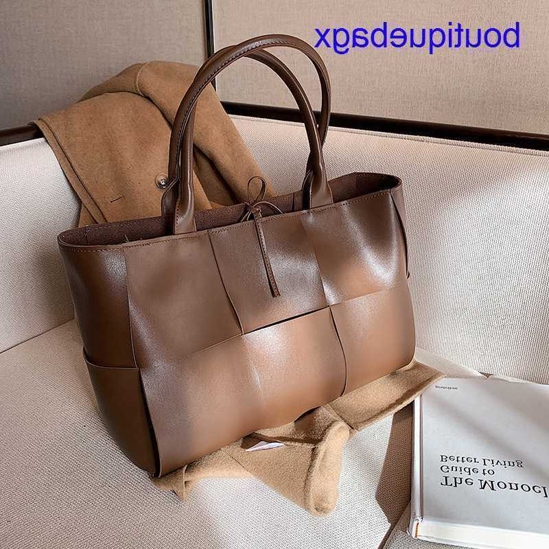 Luxury Bottegss Venetss Arco Evening Bags online store bag female 2023 new Korean textured shoulder Large large capacity woven Tot With logo 5PUC, Brown7
Luxury Bottegss Venetss Arco Evening Bags online store bag female 2023 new Korean textured shoulder Large large capacity woven Tot With logo 5PUC, Brown7