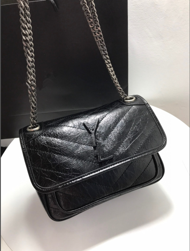 Embossed fluffy sheep print cowhide, simple design. The baguette bag can be carried with a cross strap or an avatar chain. It can also be carried under the arm.Messenger bag, Black
Embossed fluffy sheep print cowhide, simple design. The baguette bag can be carried with a cross strap or an avatar chain. It can also be carried under the arm.Messenger bag, Black