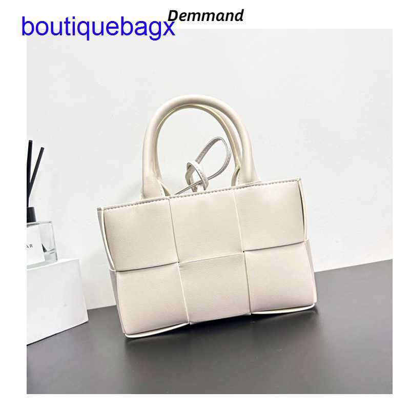 Luxury Bottegss Venetss Arco Evening Bags online store 2023 new bag autumn and winter texture large woven tote women's leather cap With logo TYWH, Light brown cowhide-
Luxury Bottegss Venetss Arco Evening Bags online store 2023 new bag autumn and winter texture large woven tote women's leather cap With logo TYWH, Light brown cowhide-