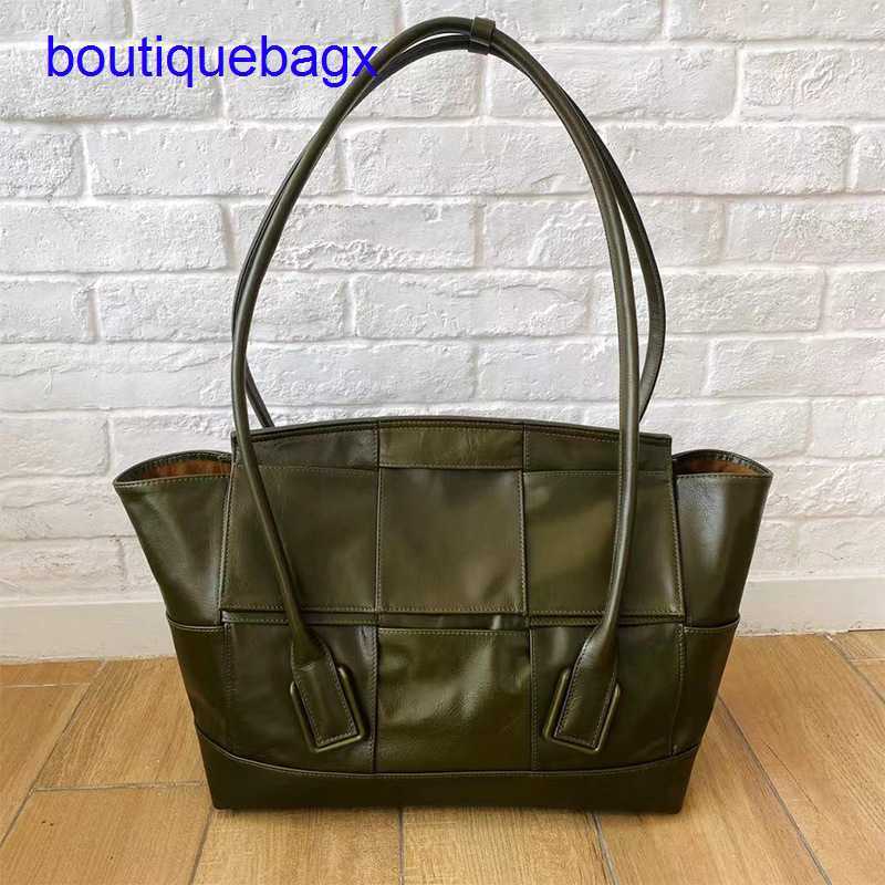 Luxury Bottegss Venetss Arco Evening Bags online store 2023 New Fashion Wing Cowhide Large Shoulder Capacity Network Red Texture U With logo N310, Black4
Luxury Bottegss Venetss Arco Evening Bags online store 2023 New Fashion Wing Cowhide Large Shoulder Capacity Network Red Texture U With logo N310, Black4